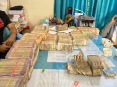 नोटों के बंडल से भरी कार बरामद, पैसा छिपाने का तरीका देख पुलिस भी रह गई दंग, जानें कहां ले जाए जा रहे थे करोड़ो रुपए…