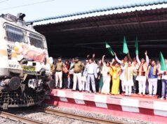 सांसद श्री संतोष पाण्डेय एवं अध्यक्ष छत्तीसगढ़ पर्यटन मंडल श्री नीलू शर्मा ने श्री रामलला दर्शन अयोध्या धाम योजना अंतर्गत दुर्ग एवं बस्तर संभाग के 665 तीर्थ यात्रियों की स्पेशल ट्रेन को हरी झंडी दिखाकर किया रवाना…