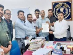 सेवा अवधि को लेकर शिक्षकों ने मुख्यमंत्री के नाम सौंपा ज्ञापन