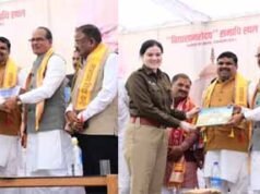 केन्द्रीय मंत्री शिवराज सिंह चौहान को कलेक्टर एवं एसपी ने दी छत्तीसगढ़ पर आधारित किताब