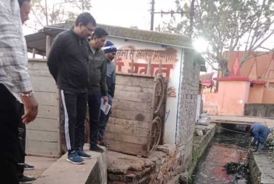 आयुक्त विश्वकर्मा साफ-सफाई देखने सुबह पहुॅचे चिखली, शांतिनगर व शंकरपुर