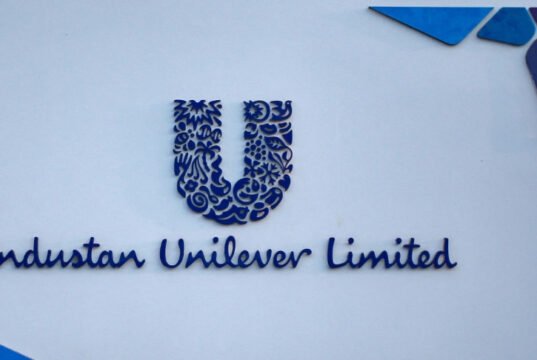 बाजार में भारी गिरावट, टॉप-9 कंपनियों को झटका, निवेशकों की 2.18 लाख करोड़…