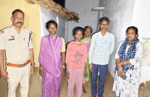 CG: सज्जन नागरिक की सूचना पर मानसिक रूप से विक्षिप्त युवती को सुरक्षित उसके माता-पिता के सुपुर्द किया गया…