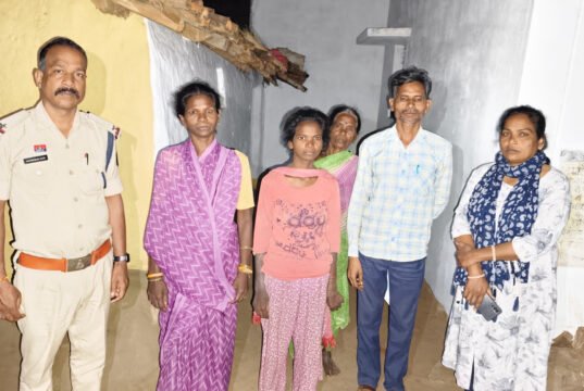 CG: सज्जन नागरिक की सूचना पर मानसिक रूप से विक्षिप्त युवती को सुरक्षित उसके माता-पिता के सुपुर्द किया गया…