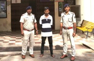 cg” आम स्थान पर धारदार चाकू लेकर लोगों को भयभीत करने वाले आरोपी को गिरफ्तार किया गया…”