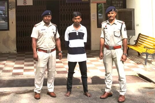 cg” आम स्थान पर धारदार चाकू लेकर लोगों को भयभीत करने वाले आरोपी को गिरफ्तार किया गया…”