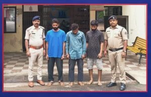 cg” मोहल्ले में हुल्लड़बाजी कर शांति भंग करने वाले तीन असामाजिक तत्व गिरफ्तार, प्रतिबंधात्मक कार्रवाई के बाद भेजे गए जेल…”