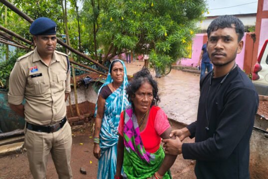 बारिश में बेसहारा मिली वृद्धा को पुलिस ने पहुंचाया घर जनहित में अपील…