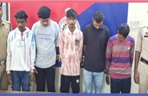 cg” मोहल्ले मे हो-हुल्डल करने वाले 05 अनावेदकगण के विरूद्व प्रतिबंधात्मक धाराओ के तहत् कार्यवाही कर भेजा जेल…”