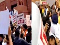 संसद परिसर में मानसून सत्र के आखिरी दिन एनडीए और विपक्ष ने एक-दूसरे के खिलाफ किया विरोध प्रदर्शन…