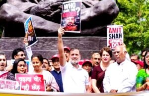 छात्र आंदोलन में पुलिस की कार्रवाई और अयोध्या के राम मंदिर में चढ़ावा चोरी मामले को लेकर कांग्रेस और विपक्षी पार्टियां लगातार केंद्र की मोदी सरकार पर हमलावर…