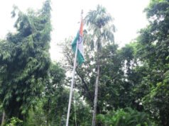 कलेक्टर ने अपने निवास में किया ध्वजारोहण…