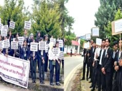 नागालैंड विधानसभा के बाहर छात्रों का विरोध, वंदे मातरम अनिवार्यता के खिलाफ प्रदर्शन जारी…