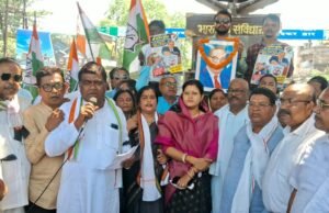 जिला कांग्रेस का हल्लाबोल : ‘वोट चोर, गद्दी छोड़ो’ के नारों से गूंजा शहर, पुतला फूंका