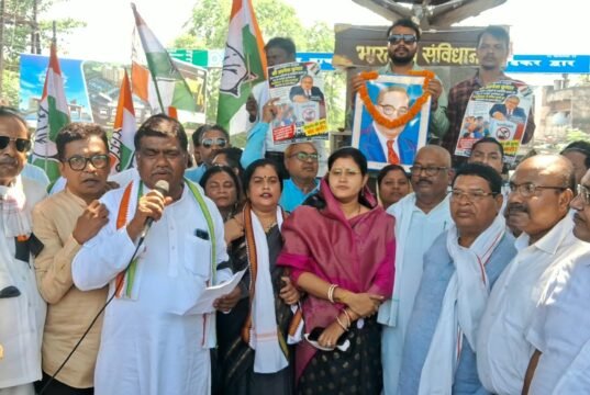 जिला कांग्रेस का हल्लाबोल : ‘वोट चोर, गद्दी छोड़ो’ के नारों से गूंजा शहर, पुतला फूंका