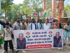 मुख्य चुनाव आयुक्त के इस्तीफे की मांग को लेकर कांग्रेस ने सौंपा ज्ञापन