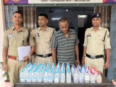 जूते-चप्पलों की दुकान की आड़ में बेच रहा था अवैध शराब, 145 पौवा शराब के साथ आरोपी गिरफ्तार