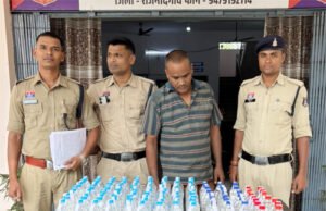 जूते-चप्पलों की दुकान की आड़ में बेच रहा था अवैध शराब, 145 पौवा शराब के साथ आरोपी गिरफ्तार