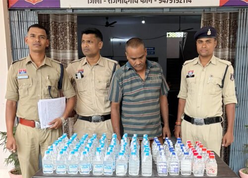 जूते-चप्पलों की दुकान की आड़ में बेच रहा था अवैध शराब, 145 पौवा शराब के साथ आरोपी गिरफ्तार
