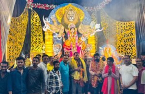 महापौर यादव ने विभिन्न दुर्गा पंडालों में किए माता के दर्शन, नगरवासियों की सुख-समृद्धि की कामना