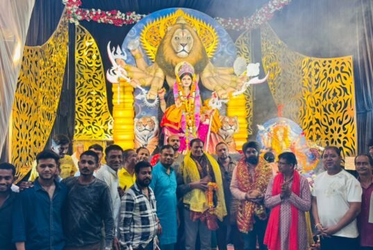 महापौर यादव ने विभिन्न दुर्गा पंडालों में किए माता के दर्शन, नगरवासियों की सुख-समृद्धि की कामना