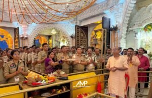 शारदीय नवरात्रि ड्यूटी सकुशल संपन्न होने पर पुलिस ने माँ बम्लेश्वरी के दरबार में टेका माथा, पुलिस बैंड की धुन से गूंजा डोंगरगढ़